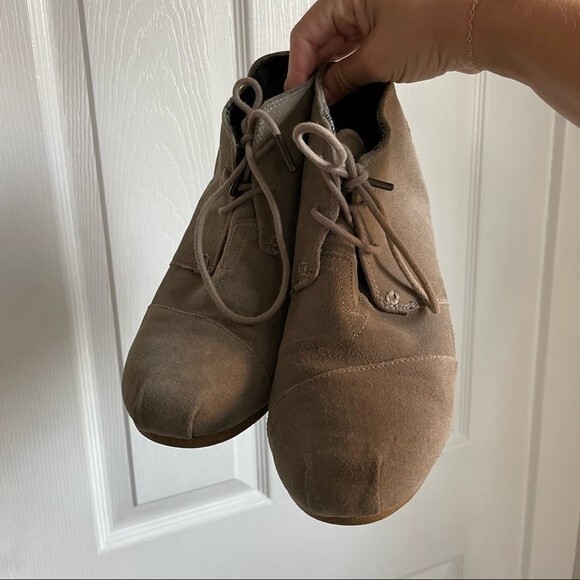 TOMS heeled suede booties boots shoes tan brown womens size 9.5 - Picture 2 of 7